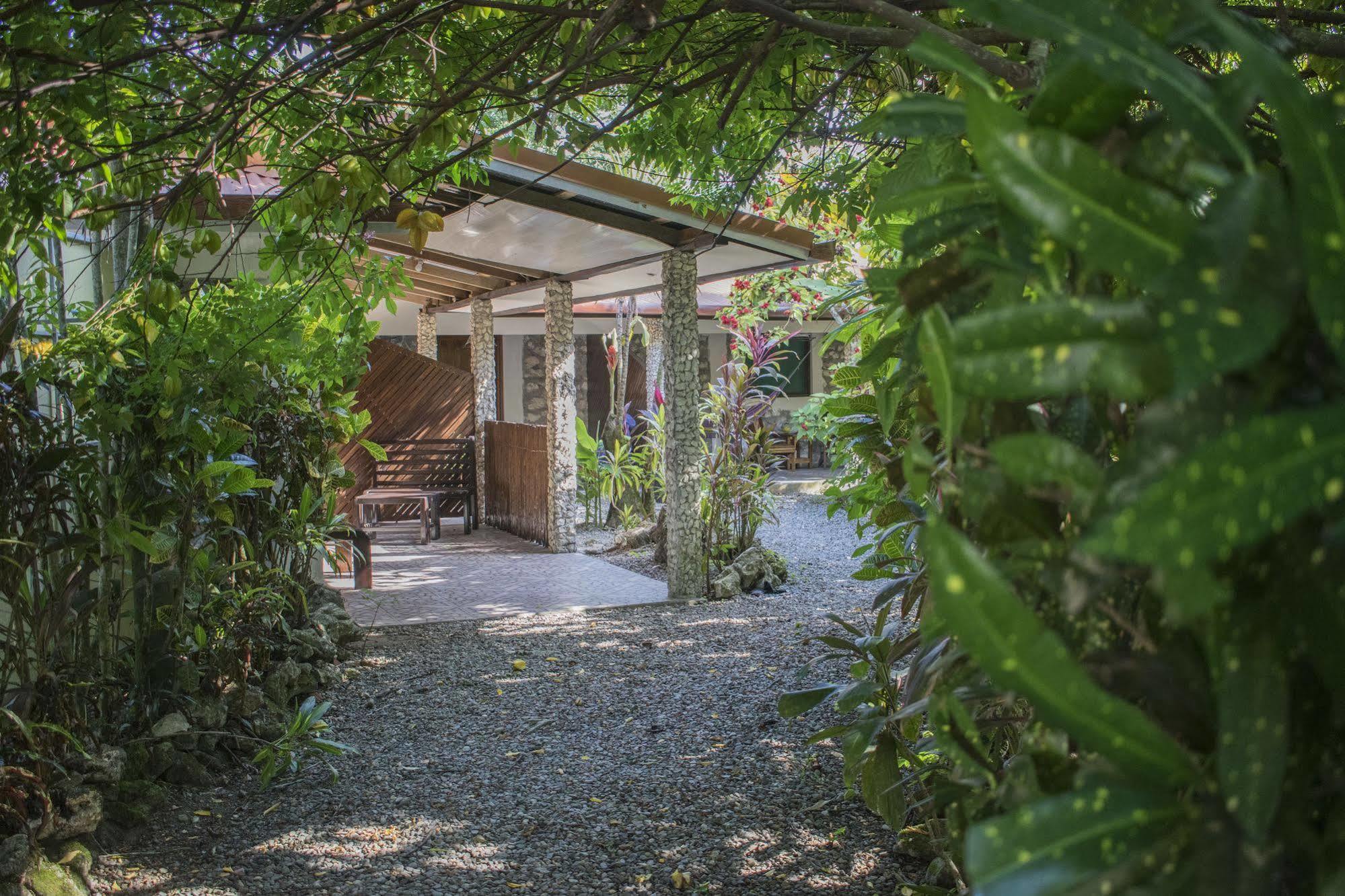 Atlantida Lodge Cahuita Exterior photo